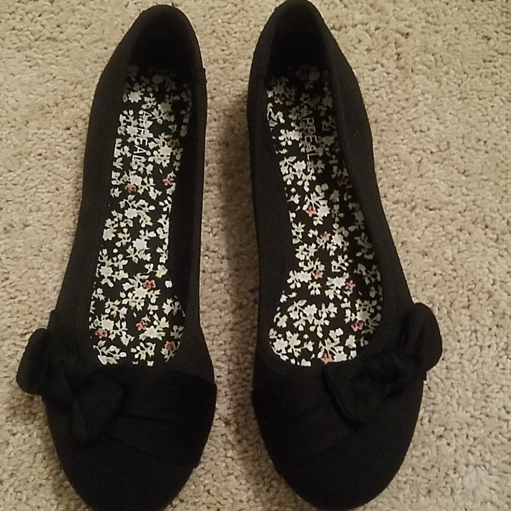 NWOT. Black flats